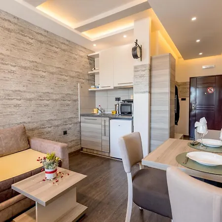 Alethea Lux Apartments, Milmari * קופאוניק