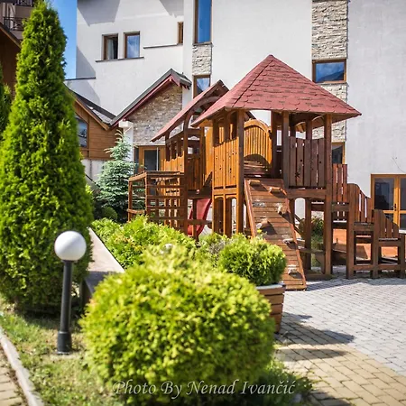 Alethea Lux Apartments, Milmari דירה