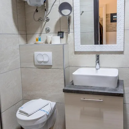 Alethea Lux Apartments, Milmari דירה