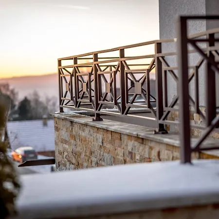 Alethea Lux Apartments, Milmari דירה